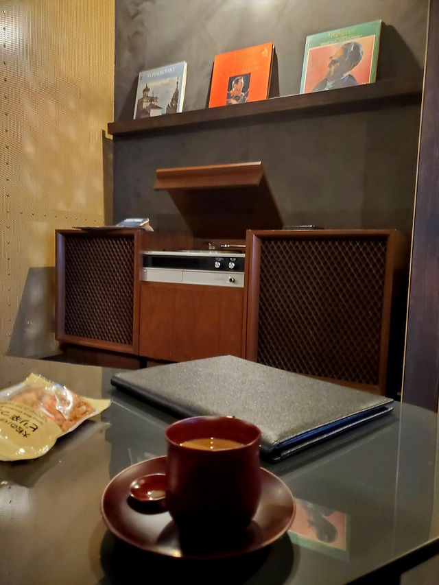 A record player in a hotel room at Byaku 