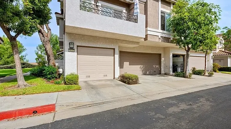**Charming 2-Bedroom, 2-Bath Home in Anaheim Hills**