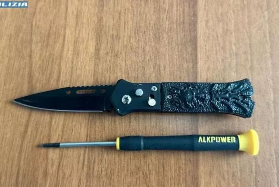 Ragazzo di 14 anni accoltella un compagno in classe: nello zaino trovato anche un cacciavite