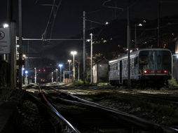 Ragazzo di 17 anni folgorato sul tetto di un treno, poi la caduta sui binari: sarebbe salito per girare un video su TikTok