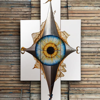 Rose des vent agrémenté de 4 montagnes dans les angles, d'un œil centrale, et à chaque pointe la lettre est représenté par un sujet , au nord des 2 aigles à l'Est les cornes d'un bouquetin, à l'Ouest une grotte, et au sud un martin pêcheur posé sur le haut d'une rivière qui serpente