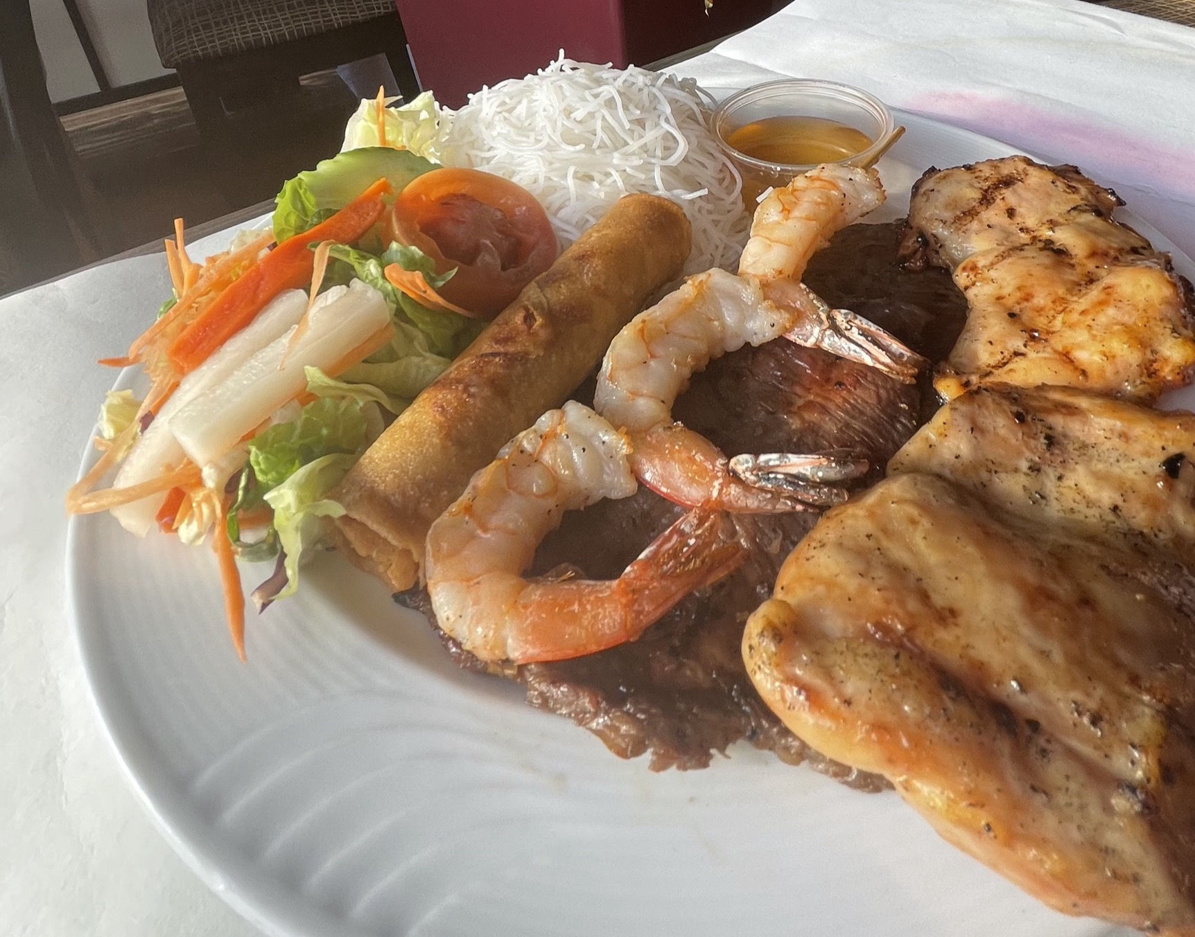 #28- Poulet, flank steak et brochettesChicken, flank steak and shrimp skewer (1)