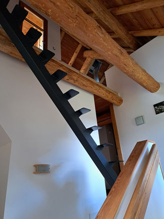 installation d'un limon métallique pour un escalier aérien dans un corps de ferme