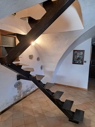 Pose d'un limon double quart tournant dans une pièce voutée