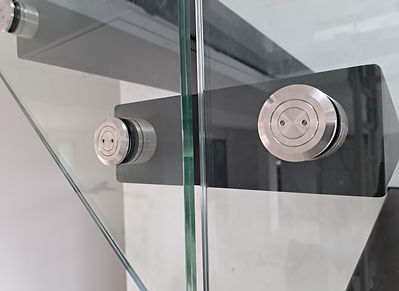 Fixations par points garde corps verre