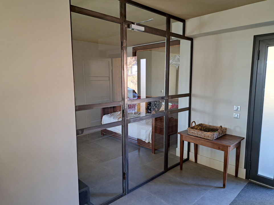 Baie vitrée avec porte en acier brut