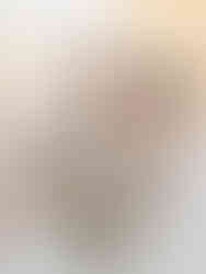 Un moment de tendresse sur la place Saint-Marc à Venise capturé durant une séance photo de fiançailles lumineuse et romantique.