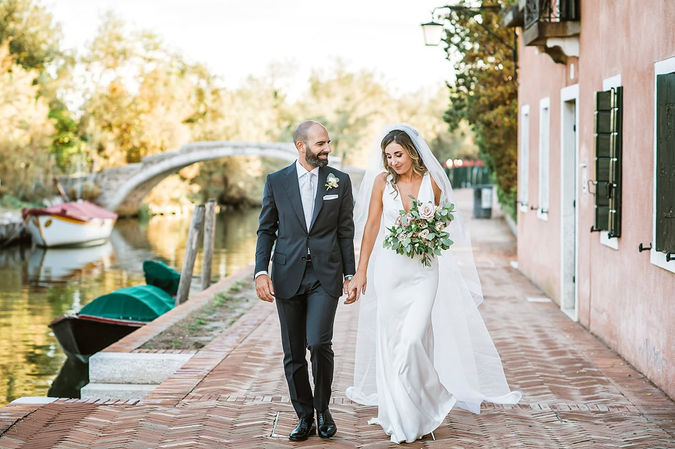 Promenade de couple sur les ruelles paisibles de Torcello
