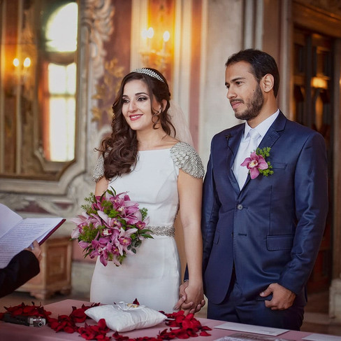 Carolina et Marco échangeant leurs vœux lors de leur mariage symbolique dans le palais privé Ca’ Zenobio, un lieu empreint d’élégance et de romantisme à Venise.