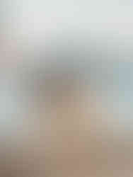 Étreinte joyeuse devant la lagune avec le Campanile en arrière-plan