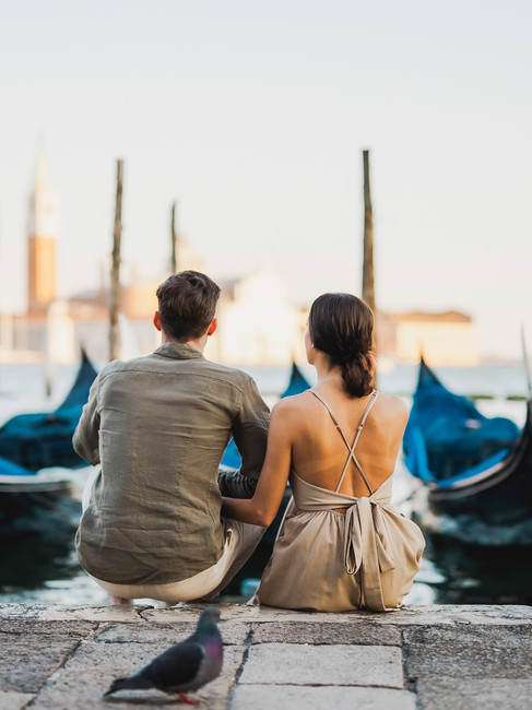 Assis face aux gondoles sur la lagune de Venise