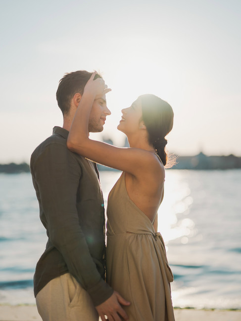 Étreinte joyeuse devant la lagune avec le Campanile en arrière-plan