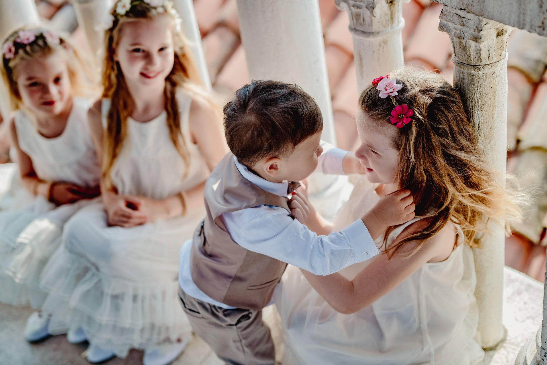 Moments de complicité entre les mariés, leurs amis et leurs enfants à la Scala Contarini del Bovolo durant leur mariage à Venise.