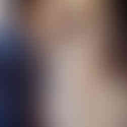 Carolina et Marco échangeant leurs vœux lors de leur mariage symbolique dans le palais privé Ca’ Zenobio, un lieu empreint d’élégance et de romantisme à Venise.