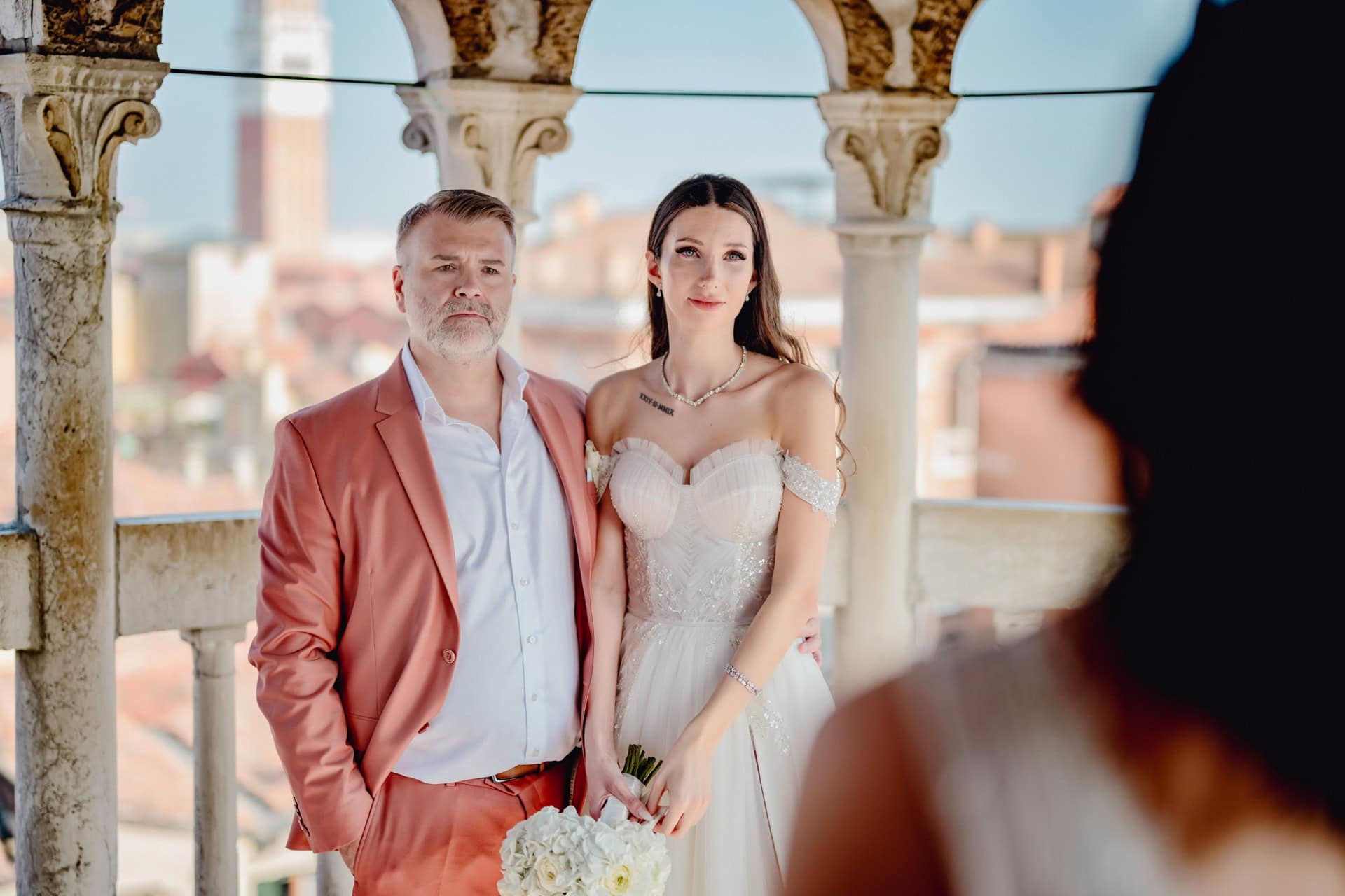 Le couple échange ses vœux dans l’atmosphère romantique de la Scala Contarini del Bovolo, un lieu emblématique pour un mariage à Venise.