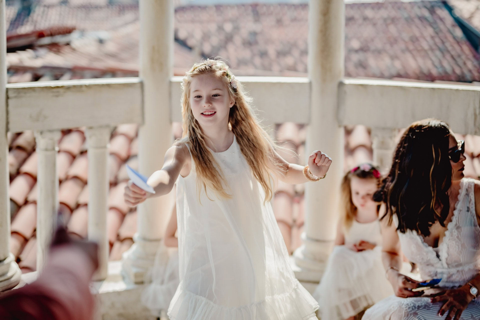 Moments de complicité entre les mariés, leurs amis et leurs enfants à la Scala Contarini del Bovolo durant leur mariage à Venise.
