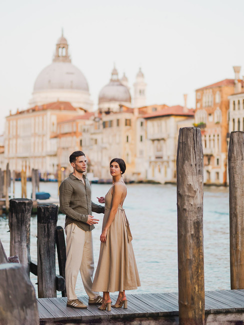 Photo shoot fiançailles Venise avec vue spectaculaire sur la basilique Santa Maria della Salute au coucher du soleil.