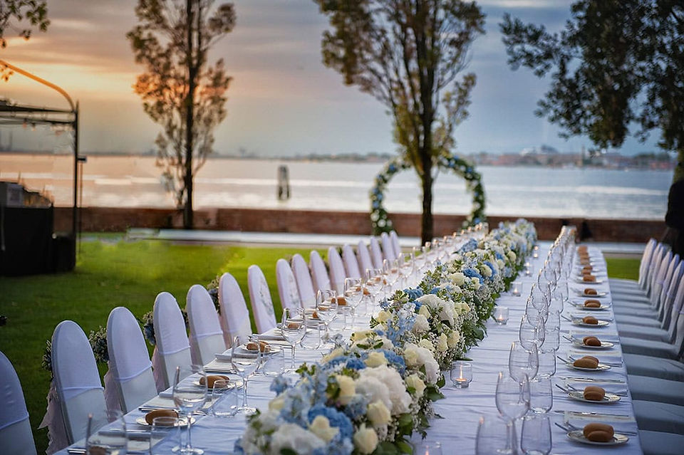 Table décorée pour le dîner de mariage symbolique à San Clemente, dans le jardin de l’île.