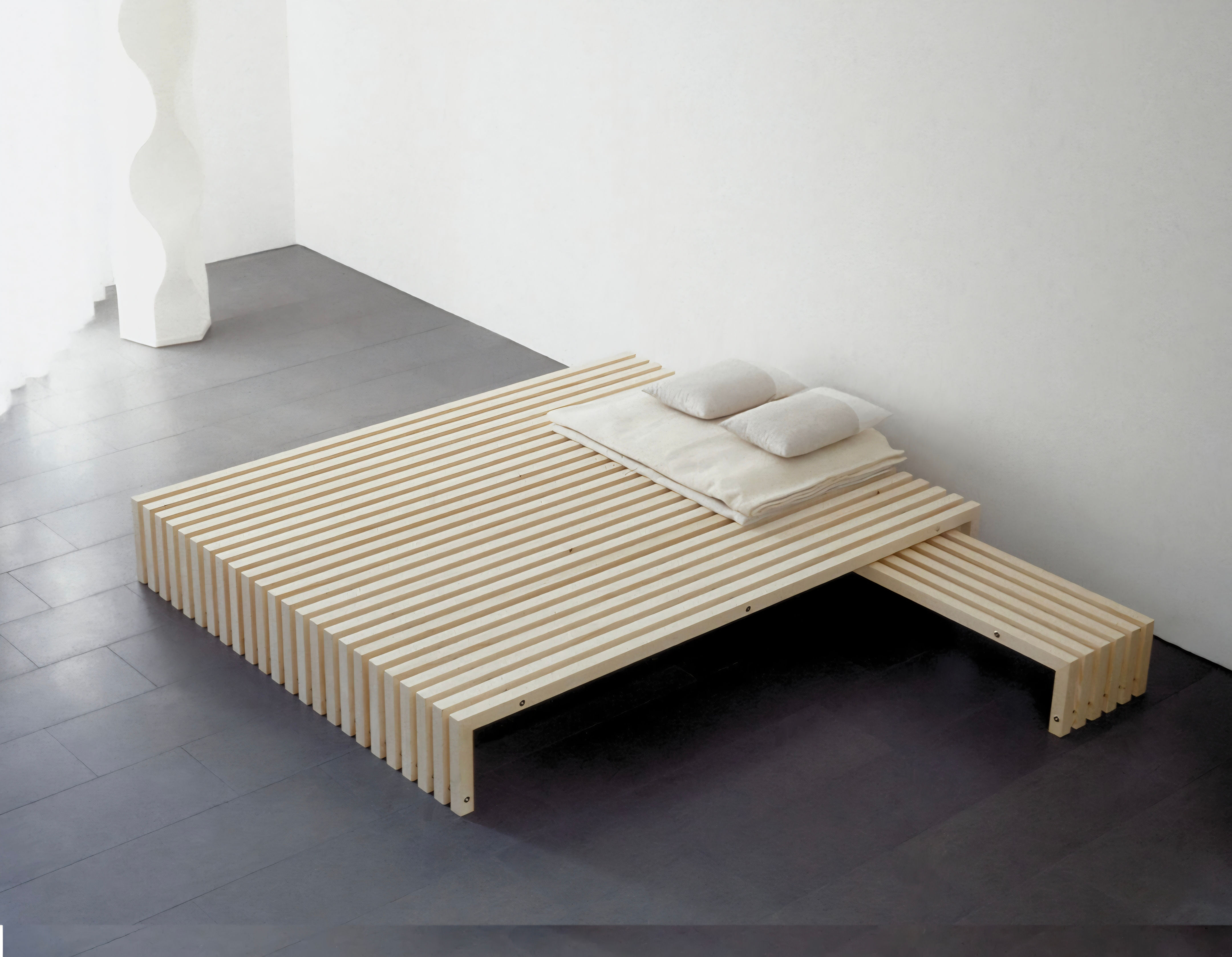 Designer Bett von Formplus Modell Dito mit Nachttischen
