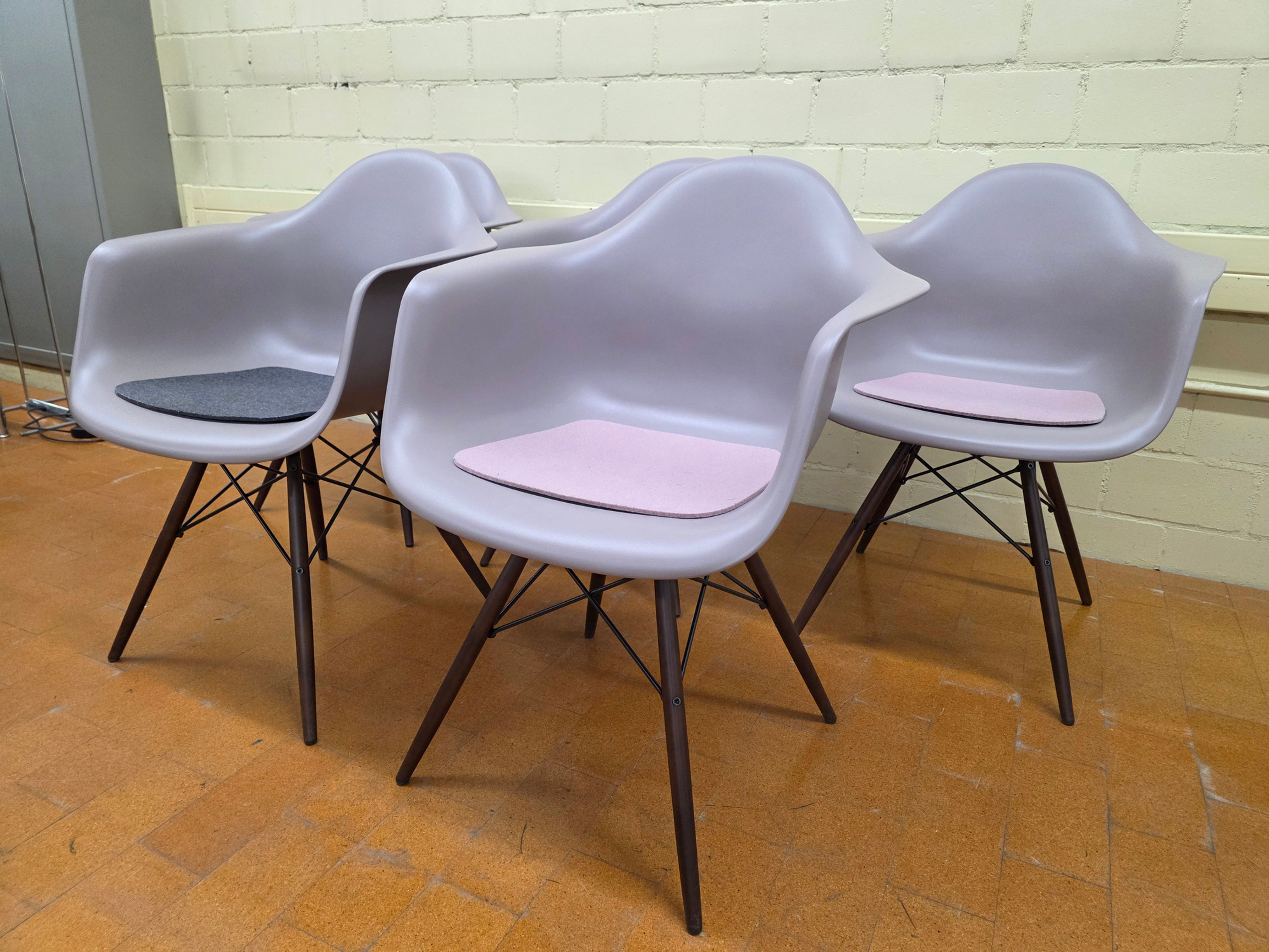 5 Designer Stühle Eames Vitra DAW in Mauvegrau