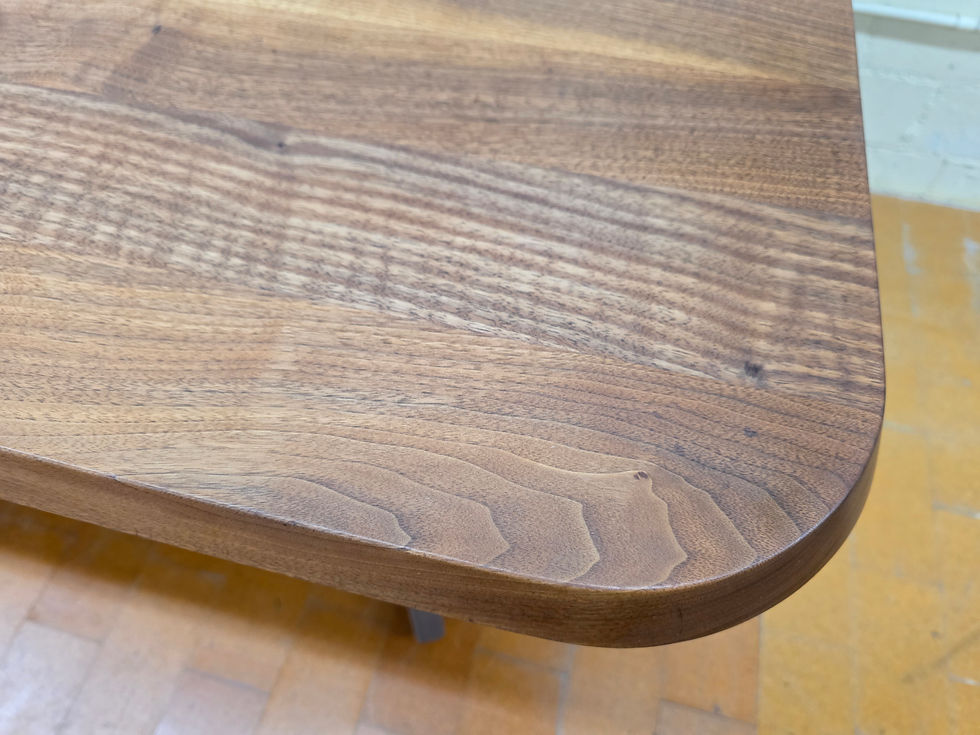 Miniaturbild: Designer Tisch Volata von Tossa Schweiz massiv Nussbaum