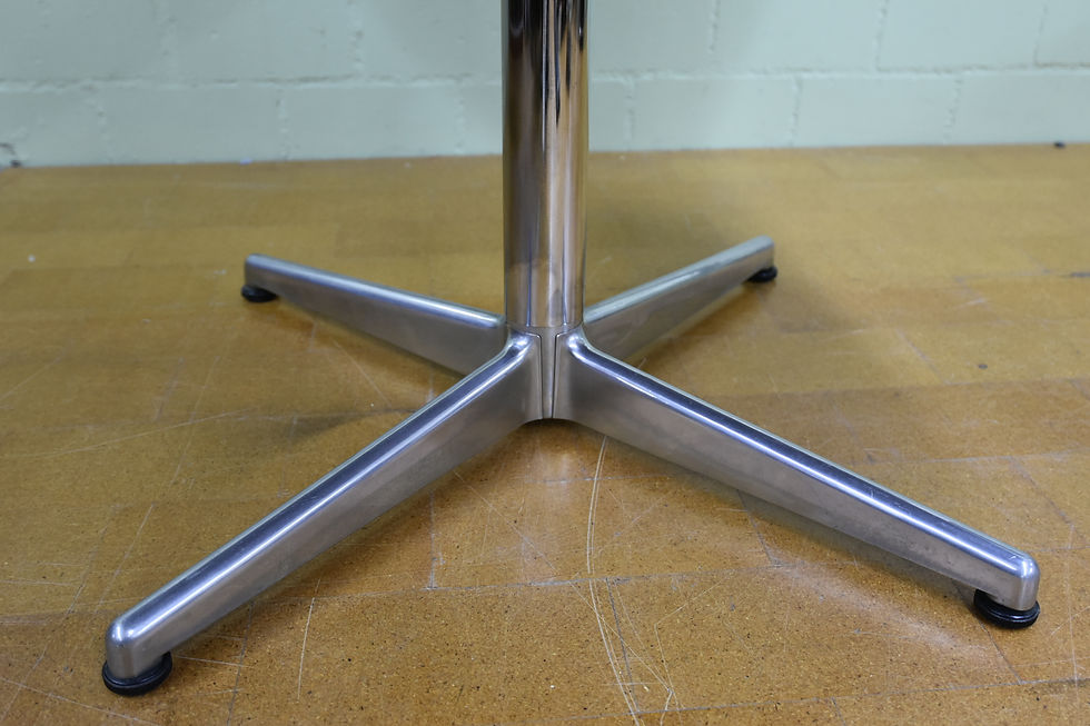 Miniaturbild: Designer Tisch mit Aluminium Fuss