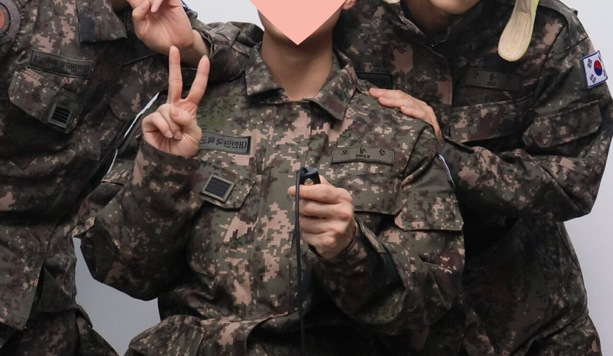 Cha Eunwoo looking incredibly handsome in his Republic of Korea Army military uniform.