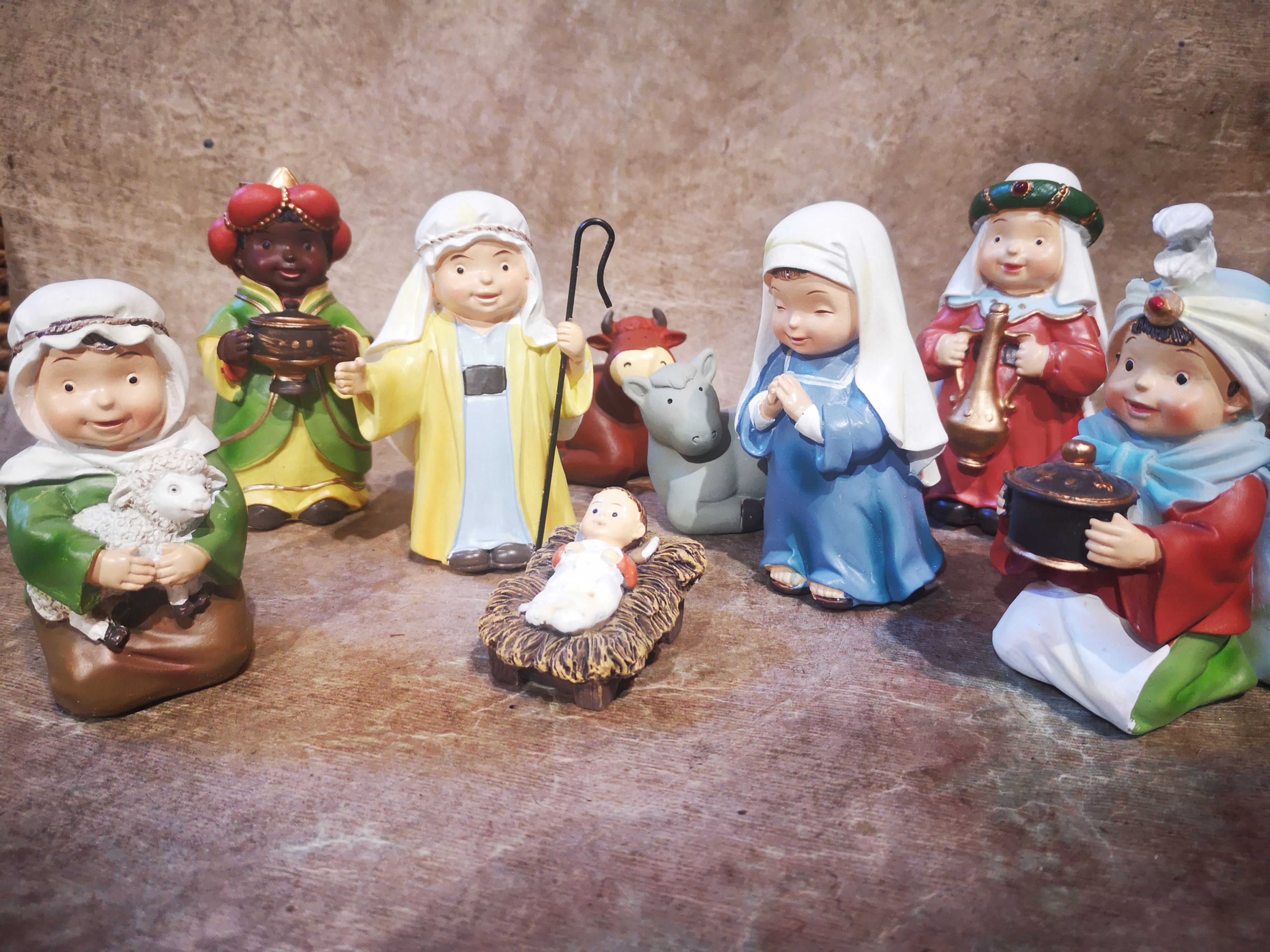 Crèche enfantine en résine Couleur 9cm