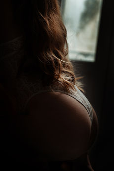 Photographe boudoir femme près de Lannion – portrait féminin en lumière naturelle