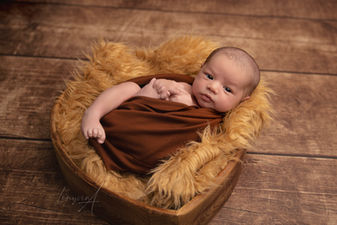 Bébé endormi dans un panier