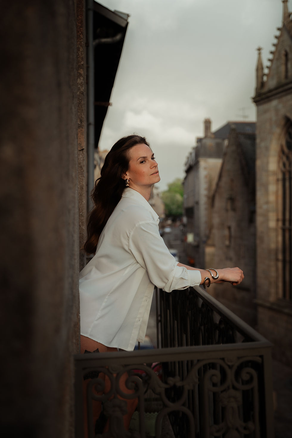 Séance photo boudoir avec une chemise en Bretagne