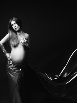 Portrait de grossesse en studio avec une future maman photographiée en Bretagne