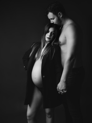 Séance photo grossesse en couple dans le studio de Lenyvina Photographe en Côtes-d'Armor