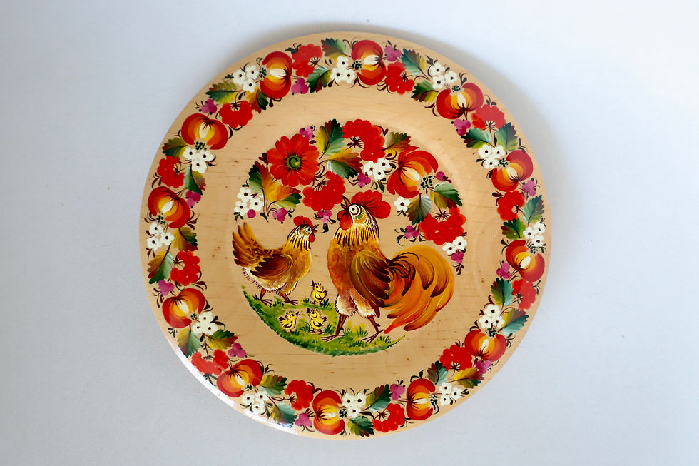 Miniatura: prato de madeira decorado com desenho de galos e flore estilo ucraniano Petrykivka na cor vermelha