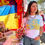 Miniatura: frente da camisa branca com desenhor da bandeira da ucrânia com flores e passaros