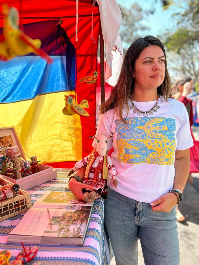 frente da camisa branca com desenhor da bandeira da ucrânia com flores e passaros