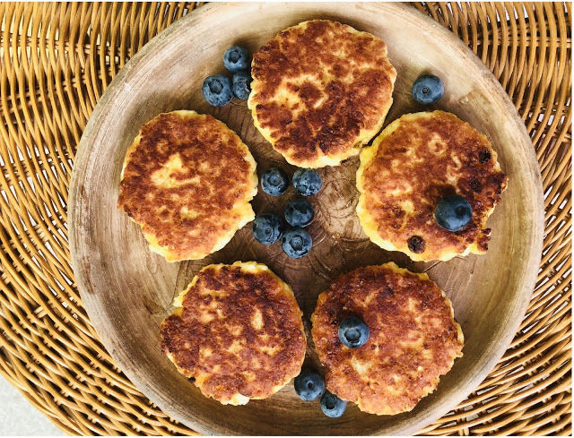 panquecas com frutas no prato rústico comida típica da Ucrânia