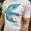 Miniatura: frente da camisa branca com desenhor do passaro azul e amarelo com simbolos da Ucrânia