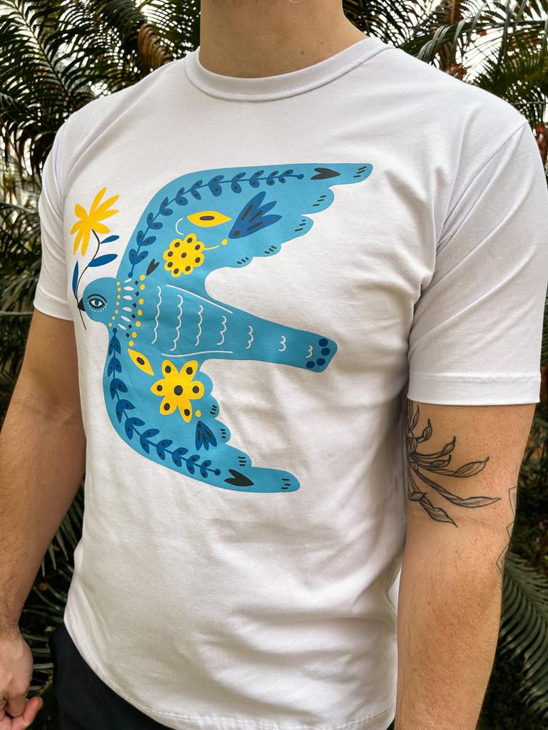 frente da camisa branca com desenhor do passaro azul e amarelo com simbolos da Ucrânia