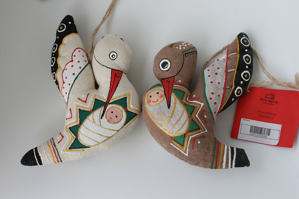 dois pássaros cegonhas de tecido pintados com desenhos típicos da Ucrânia