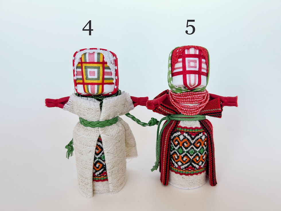 Miniatura: bonecas Motanka tradional ucrania em roupas bordadas coloridas com cruz no rosto