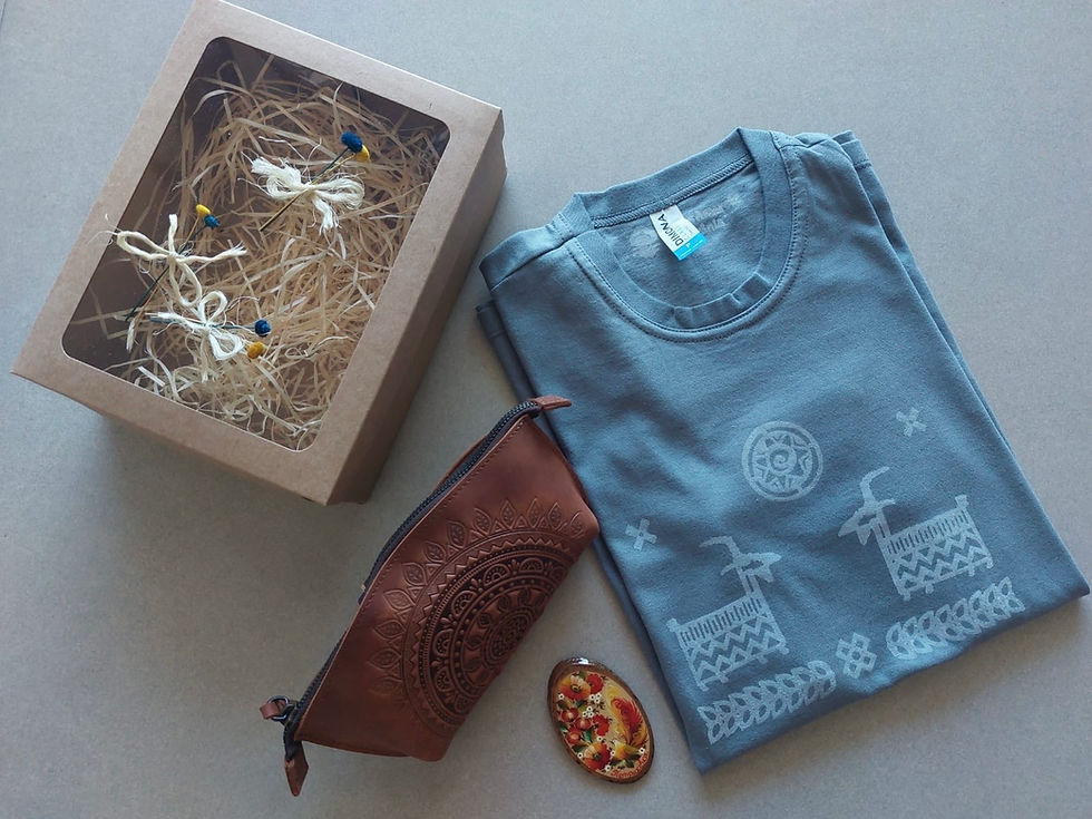 Miniatura: camisa cinza com estampa Vybiika bolsa de couro com estampa e imã com desenho Petrykivka