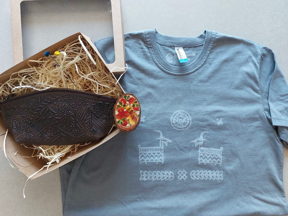 Miniatura: camisa cinza com estampa Vybiika bolsa de couro com estampa e imã com desenho Petrykivka