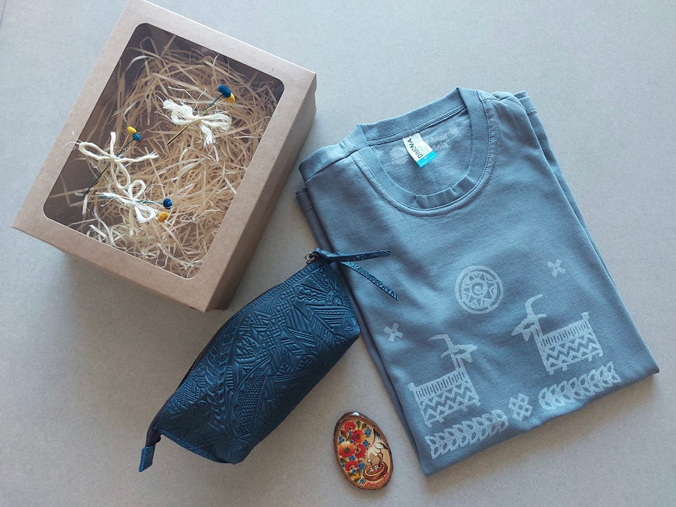 Miniatura: camisa cinza com estampa Vybiika bolsa de couro com estampa e imã com desenho Petrykivka