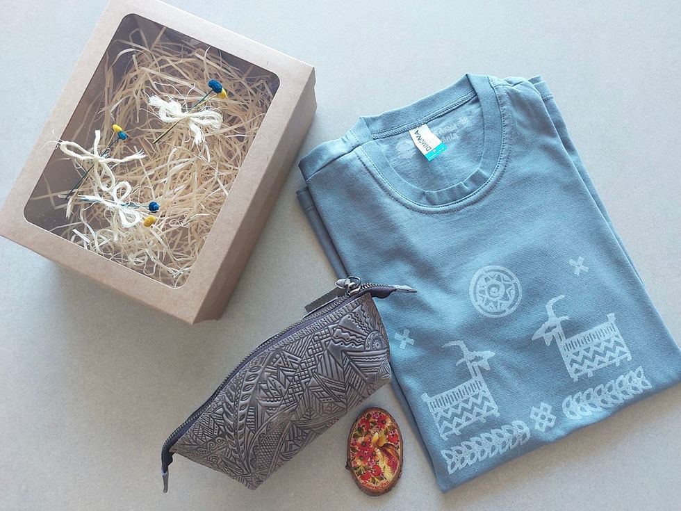 Miniatura: camisa cinza com estampa Vybiika bolsa de couro com estampa e imã com desenho Petrykivka
