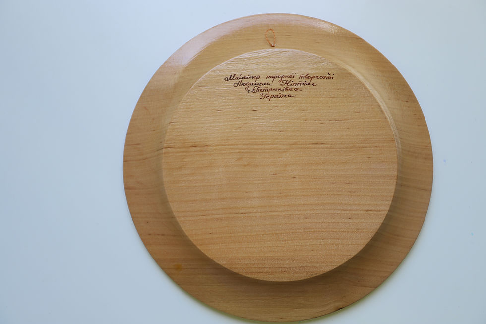 Miniatura: prato de madeira assinado na parte de trás