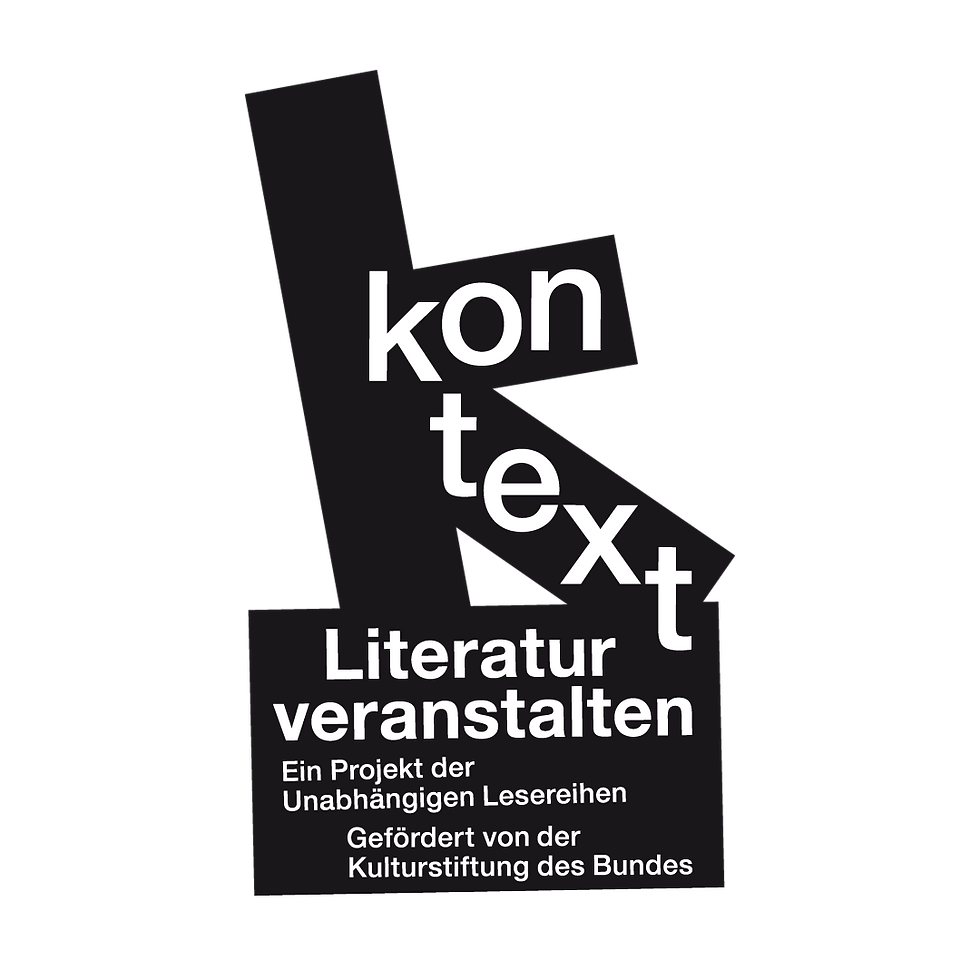 Logo Kontext - Literatur veranstalten. Weiße Schrift auf schwarzem Hintergrund, ein "k" auf einem Sockel, darauf steht "Ein Projekt der Unabhängigen Lesereihen Gefördert von der Kulturstiftung des Bundes"