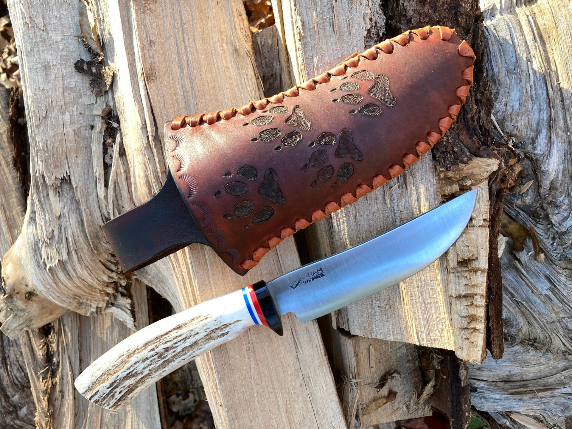 Knife 258 "Track of the Wolf" Hunter