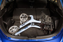 Excel_Avensis_Cloud Blue_Sfeerbeeld_Ingeklapt in kofferbak.jpg