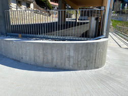 Neubau Busterminal und Gemeindehaus in Albinen, Ausführung Baumeisterarbeiten, Sichtbeton, Bauunternehmung im Wallis, Familienbetrieb, Sichtbetonspezialist